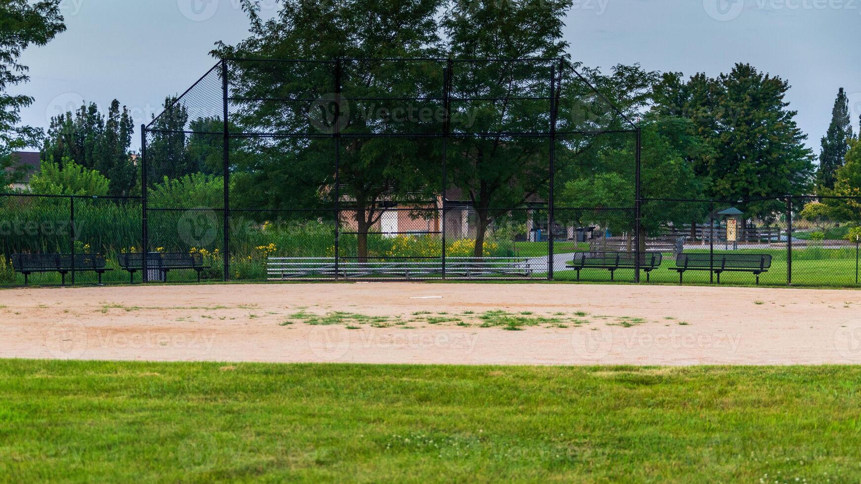 olhando dentro para placa de casa do isto beisebol campo a partir de Centro campo foto