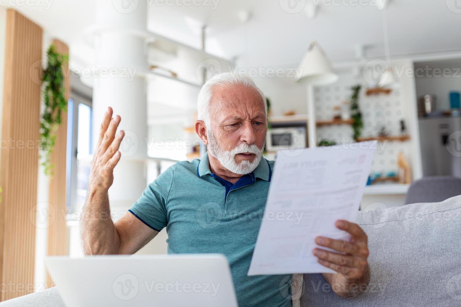 homem preocupado sobre dele por mês pagamentos. sério Senior homem segurando carta sente interessado ler o negócio notícias, obteve convite, aprende banco declaração Informação. postal correspondência conceito foto