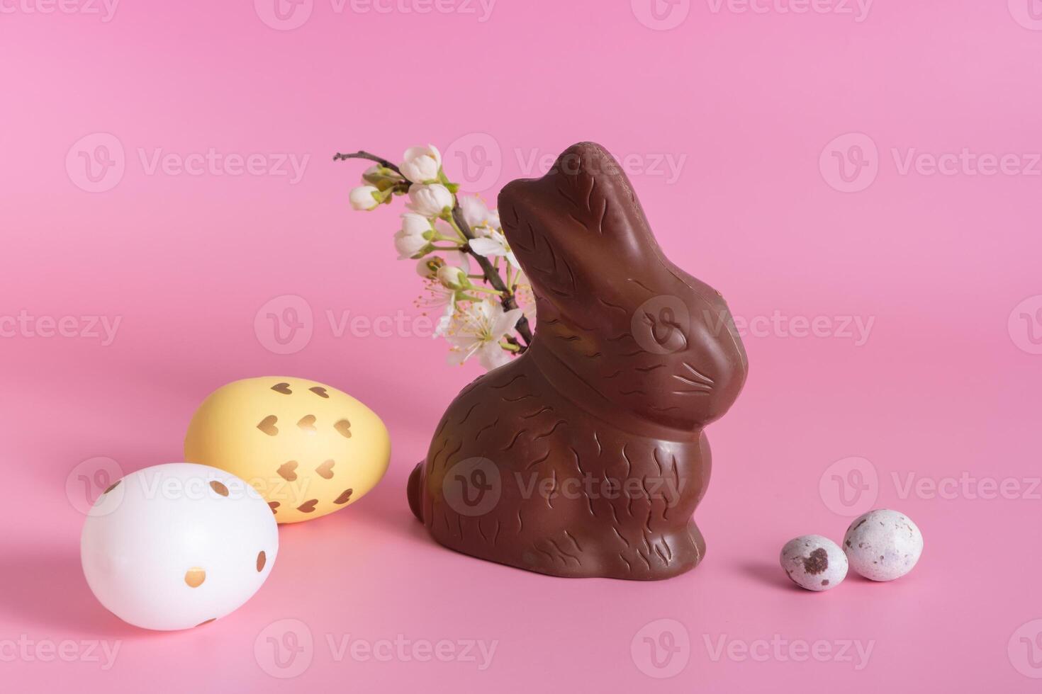 chocolate Coelho símbolo para Páscoa feriados em uma Rosa fundo foto