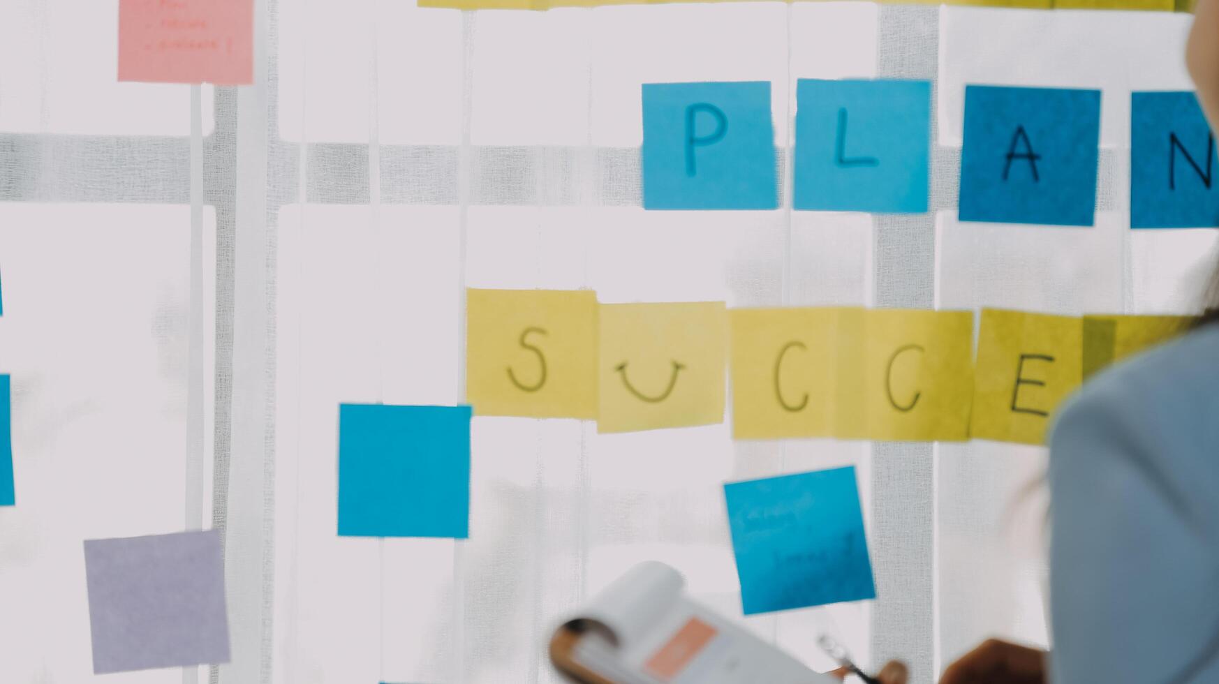 jovem criativo equipe profissional usando postar isto notas dentro vidro parede para escrevendo estratégia o negócio plano para desenvolvimento crescer para sucesso. foto