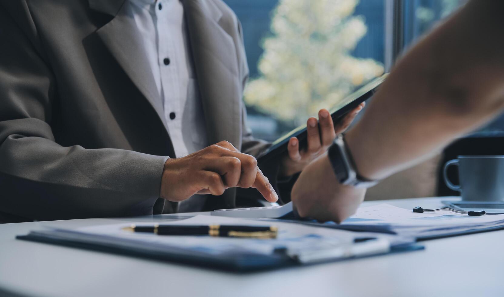 escritório, tábua e o negócio homem feliz para positivo financeiro poupança, finança despesas relatório ou administração opinião. crescimento análise, dados análise Reveja e pessoa sorrir para pesquisa Estatisticas foto