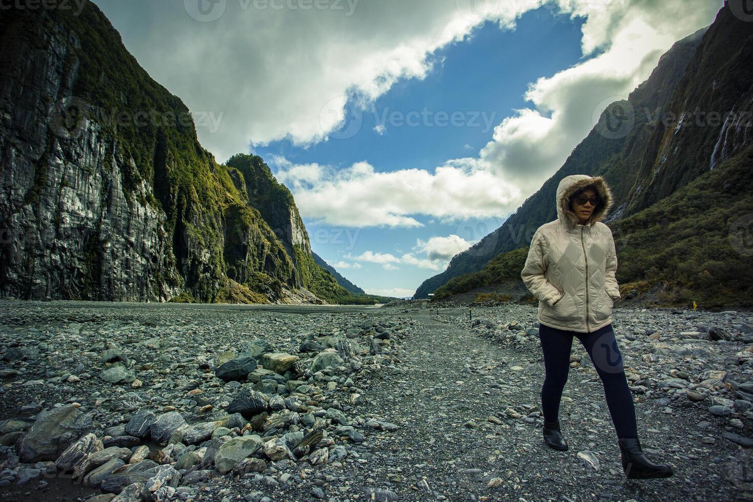 mulher vestindo suéter caminhando às franz Josef geleira Southland Novo zelândia foto