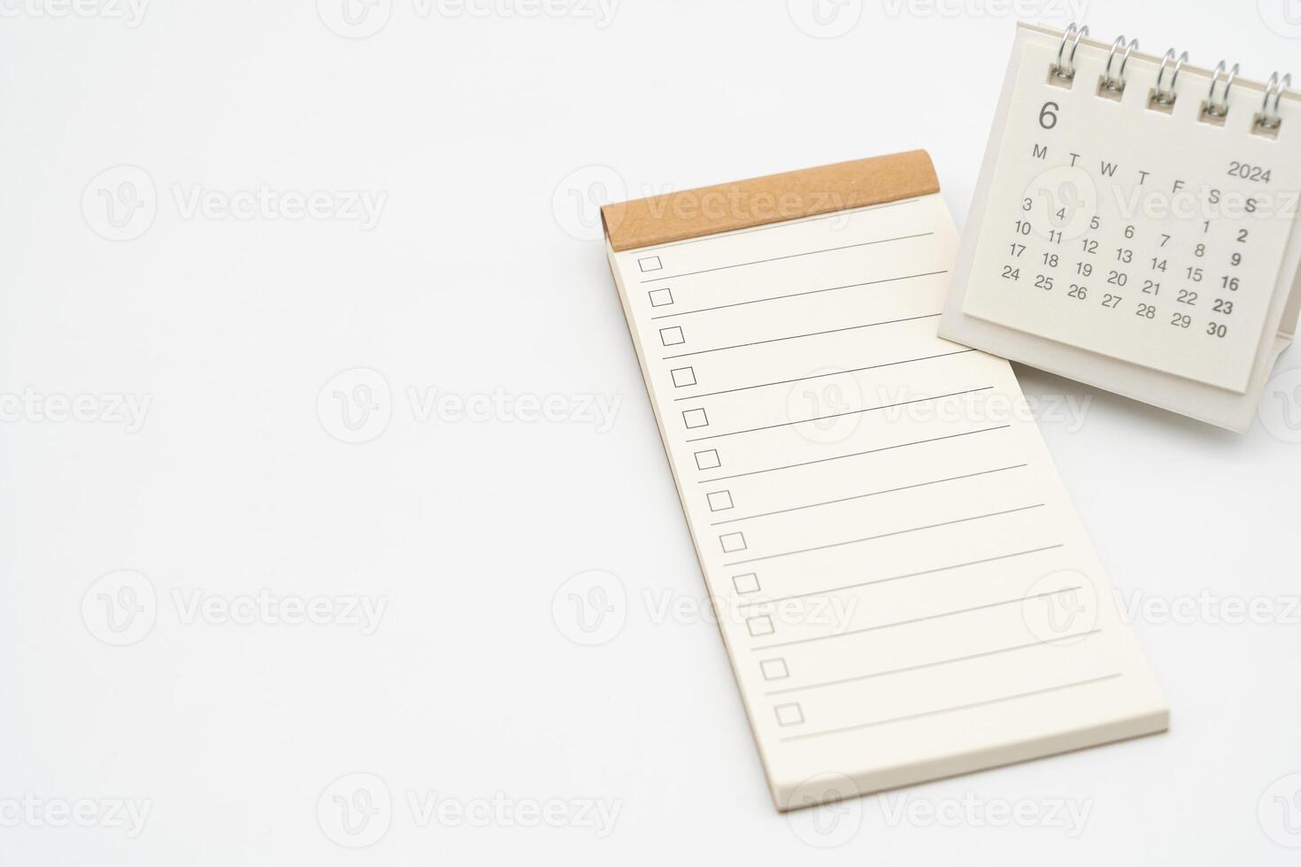 em branco Verifica Lista ou esvaziar pequeno bloco de anotações com caixa de seleção e simples escrivaninha calendário para Junho 2024. em branco lista de controle para texto. cópia de espaço foto