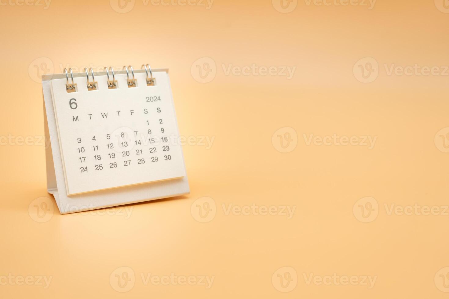 simples escrivaninha calendário para Junho 2024 isolado em laranja fundo. calendário conceito com cópia de espaço. foto