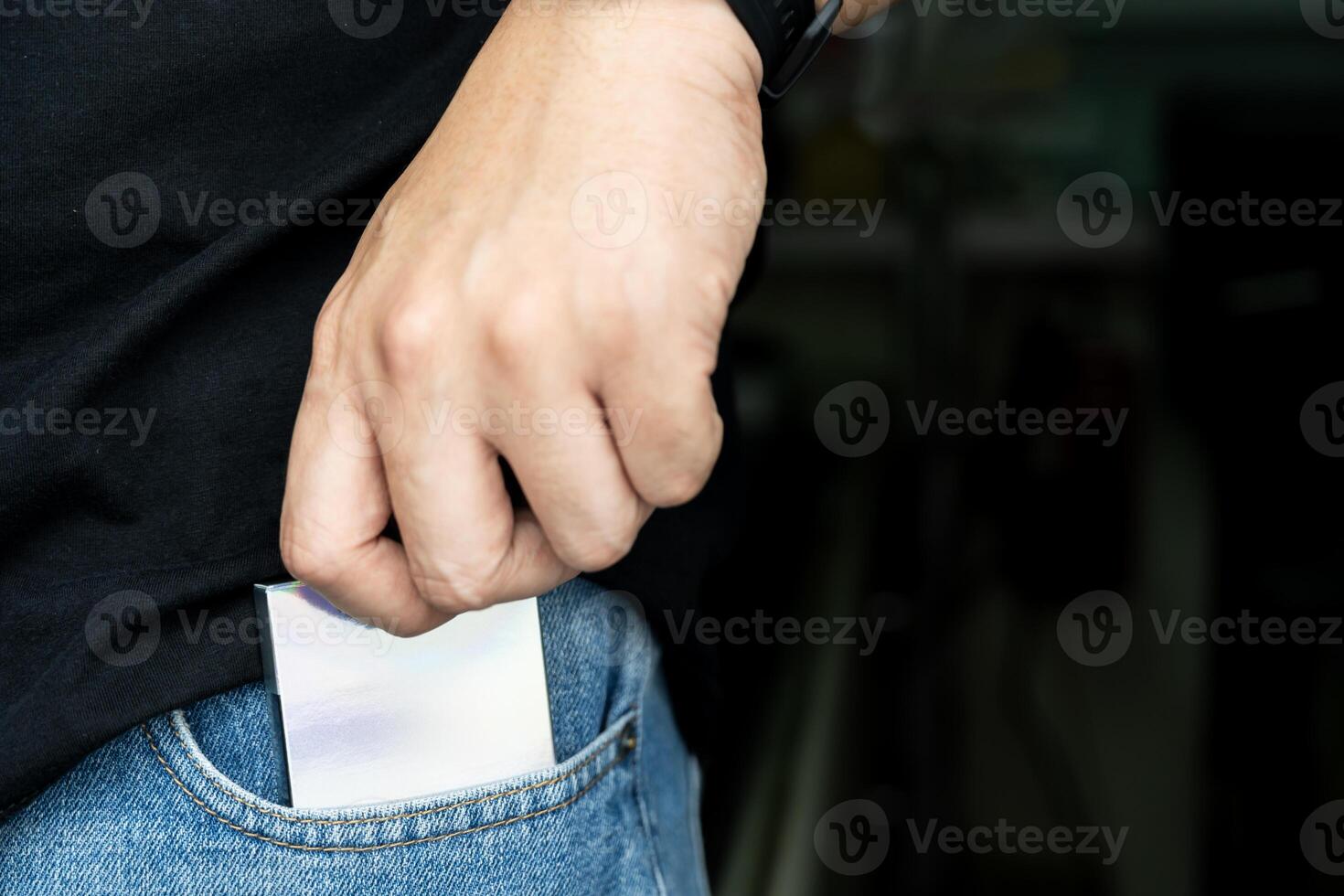 homem colocando preservativo caixa para dentro dele bolso. fechar-se do homem tendo preservativo dentro bolso pronto para usar. sexo proteção, seguro sexo conceito. evita infecção. foto