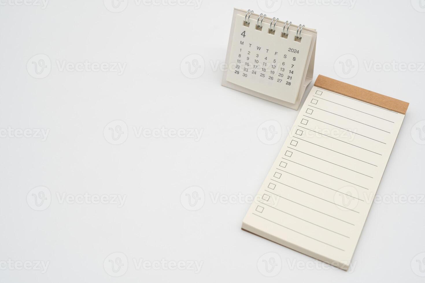 esvaziar Verifica Lista para texto com caixa de seleção e simples escrivaninha calendário para abril 2024. em branco para Faz Lista para texto dentro abril cópia de espaço. foto