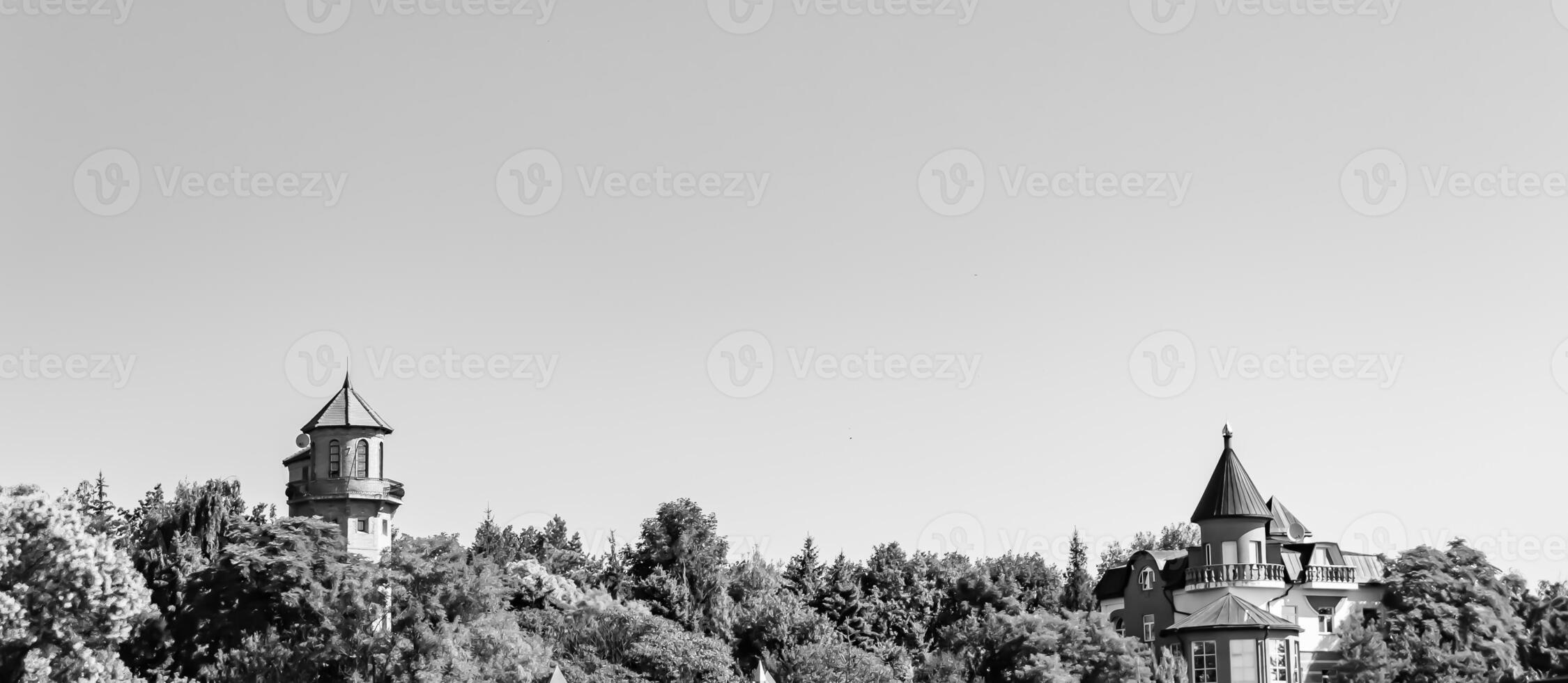 fotografia sobre tema antigo castelo de tijolos com grande torre foto