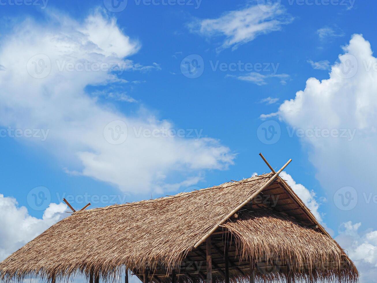 cabana cobertura dentro a lindo azul céu fundo foto