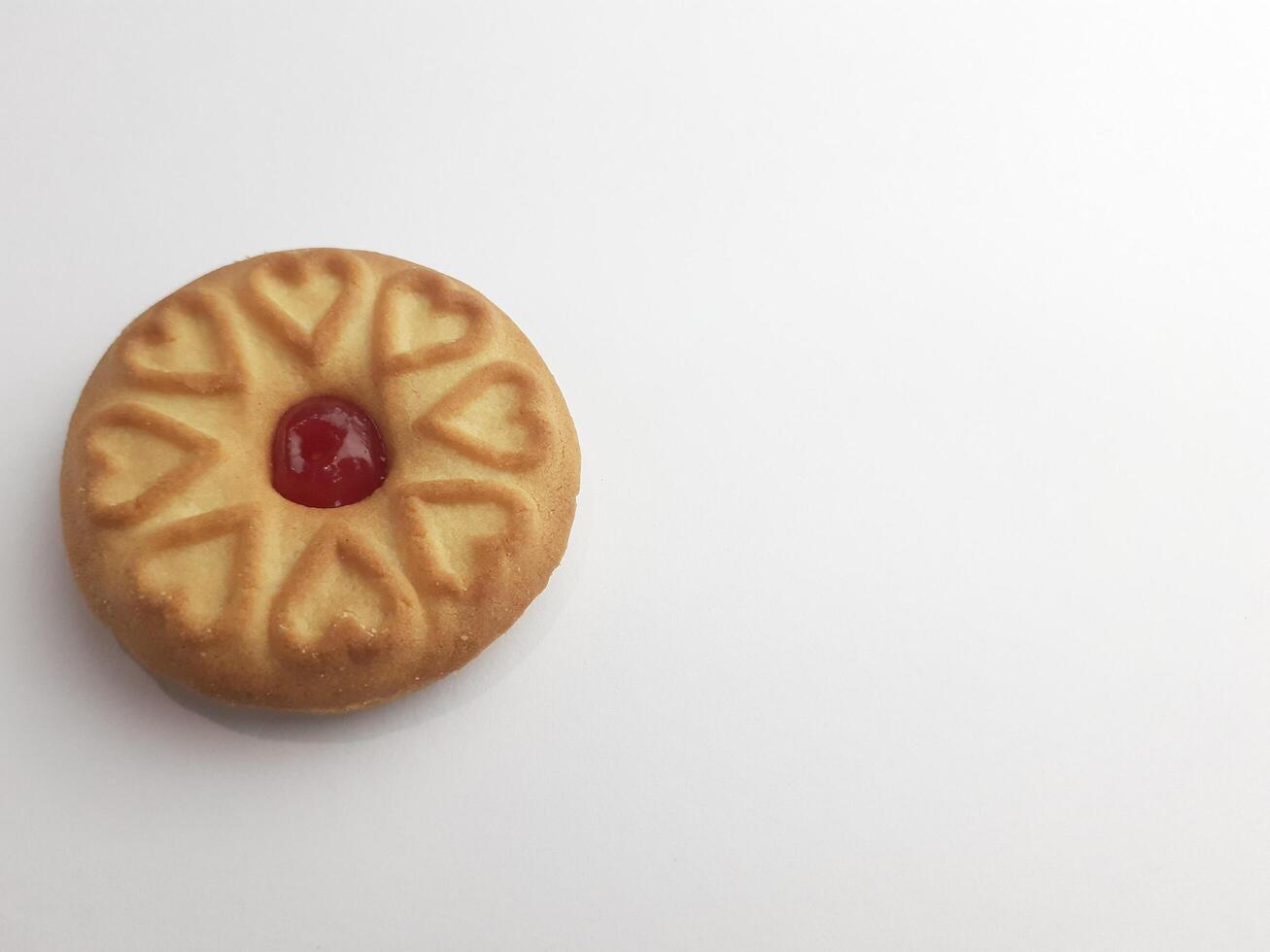 biscoitos com morango geléia em uma branco fundo, fechar acima foto