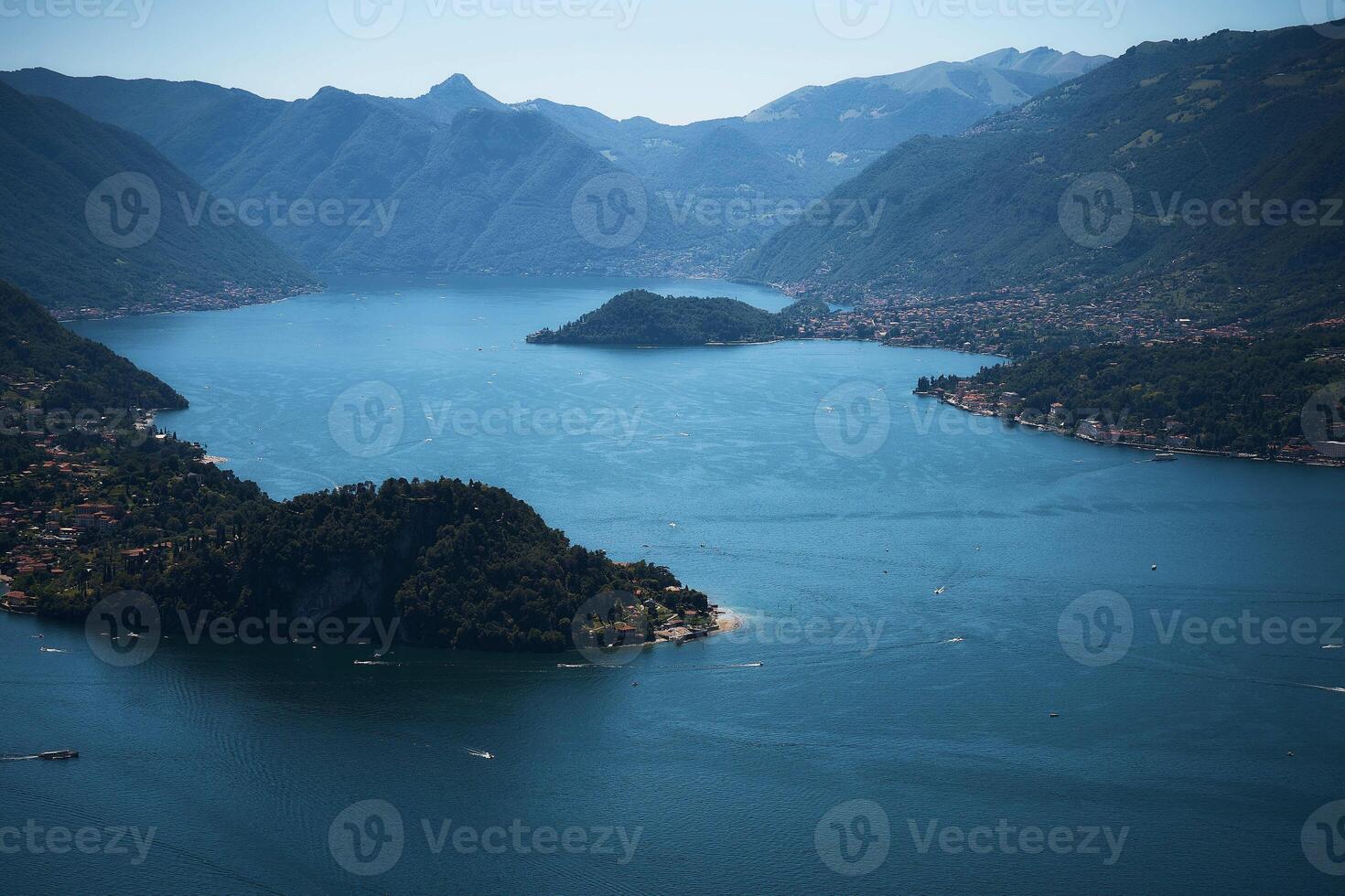 uma tirar o fôlego Visão do vida em lago como em uma verão dia a partir de acima foto