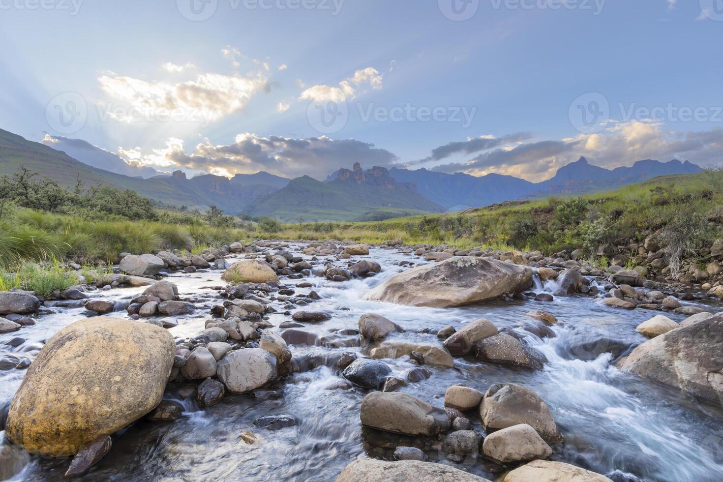 água fluindo entre a pedras dentro a rio cama foto