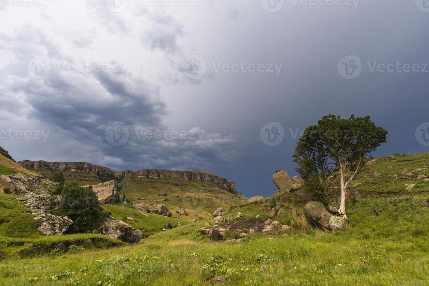 azul chuva nuvens comovente sobre a montanha foto