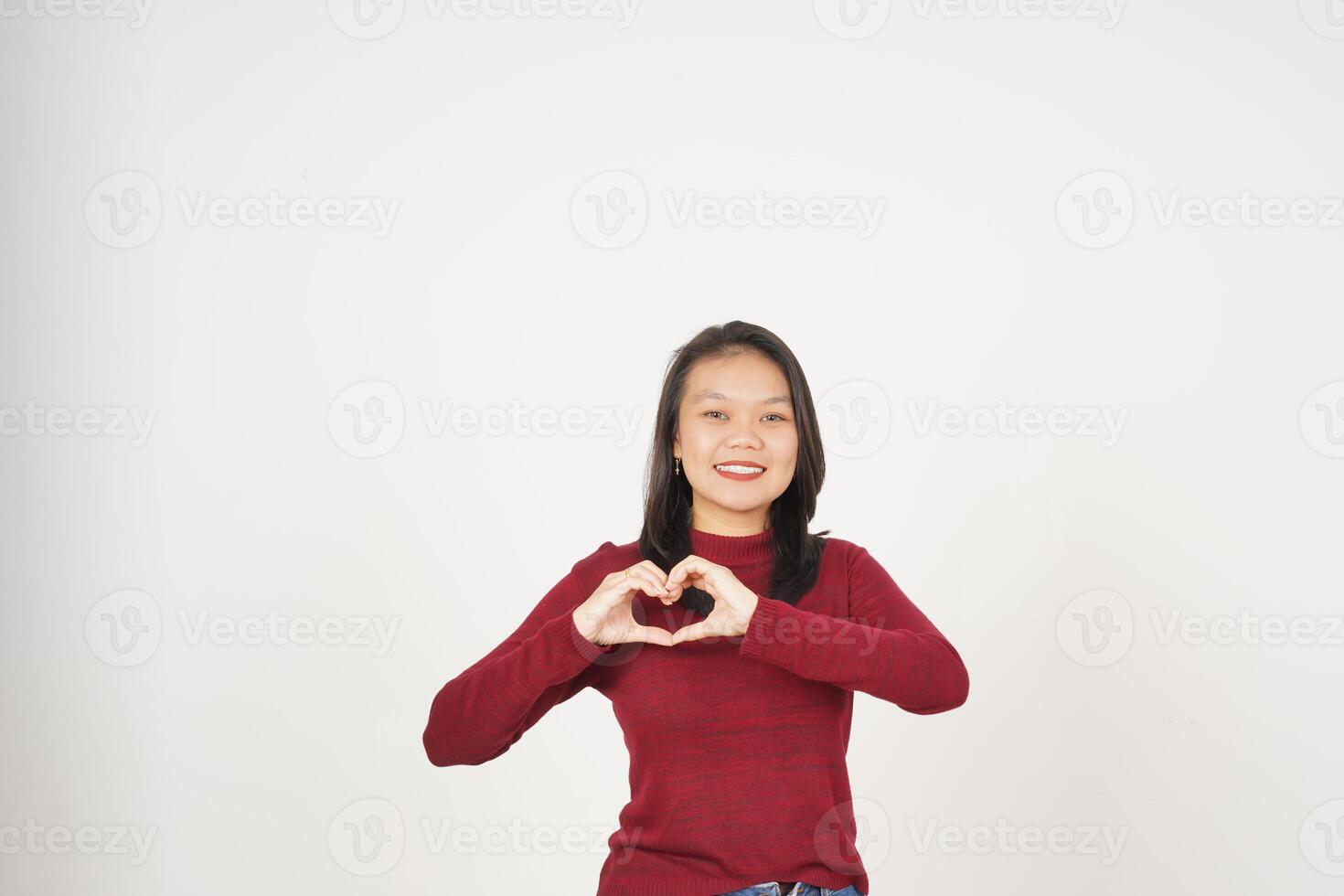 jovem ásia mulher dentro vermelho camiseta mostrando mão amor placa isolado em branco fundo foto