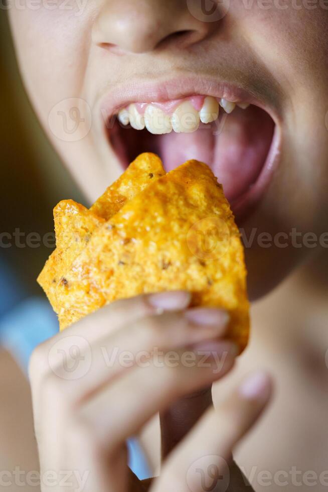 anônimo menina sobre para comer picante tortilla salgadinhos às casa foto