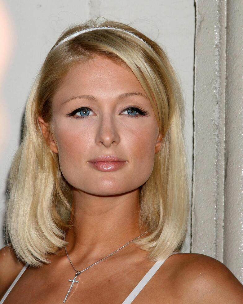 Paris Hilton A chegar às a fotógrafos galeria a Boa vida Exibir curadoria de Paris e nicky Hilton dentro los anjos, ca em Junho 27, 2008 foto