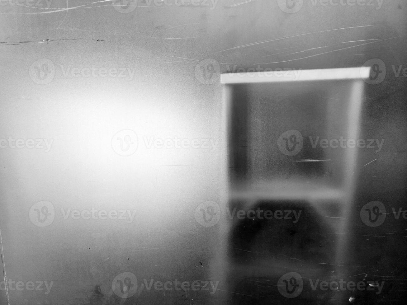 sujo e empoeirado em vidro janela fundo com metal escada sombra. foto