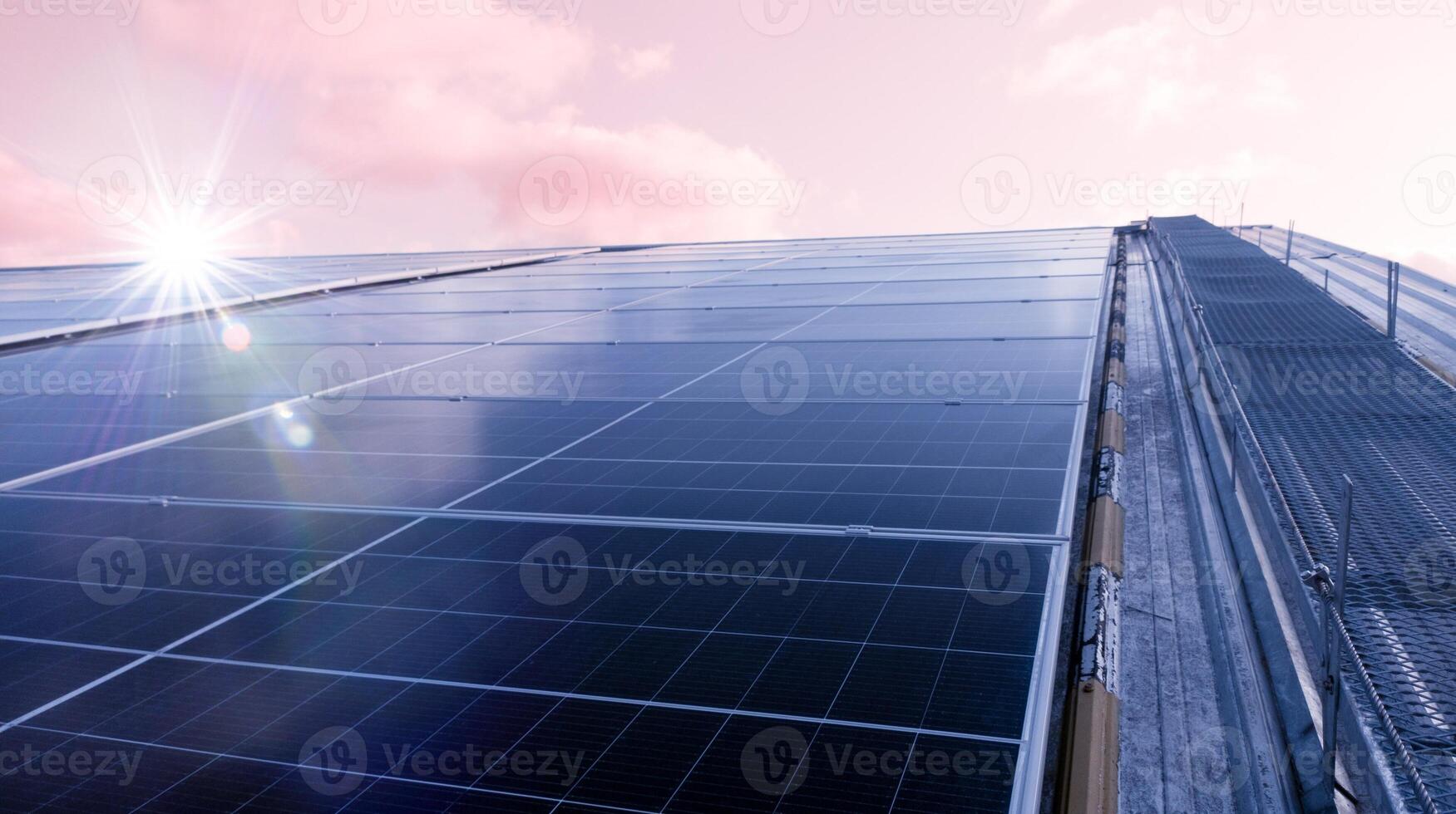 fotovoltaico solar painéis montado em construção cobertura para produzindo limpar \ limpo ecológico eletricidade às pôr do sol.fotovoltaico painéis em a telhado.view do solar painéis dentro a construção, renovável energia conceito foto