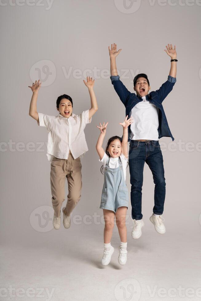 ásia família retrato posando em branco fundo foto