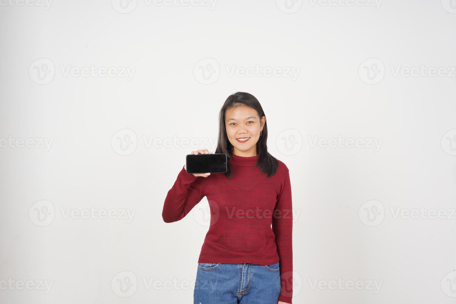jovem ásia mulher dentro vermelho camiseta sorridente e mostrando em branco tela isolado em branco fundo foto