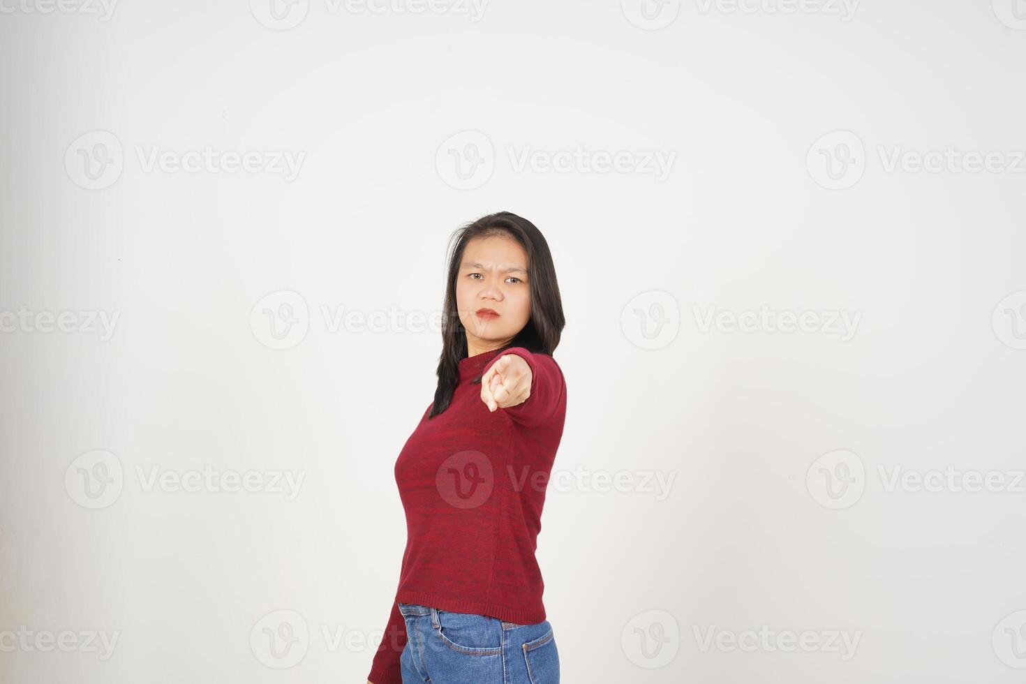 jovem ásia mulher dentro vermelho camiseta apontando às você com Bravo gesto isolado em branco fundo foto