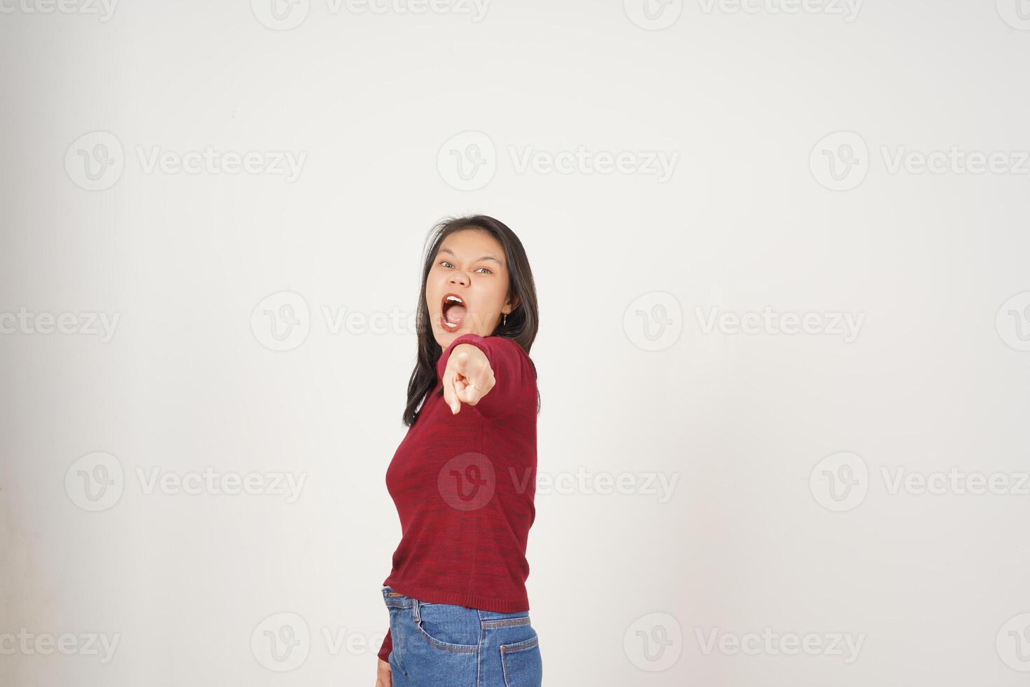 jovem ásia mulher dentro vermelho camiseta apontando às você com Bravo gesto isolado em branco fundo foto