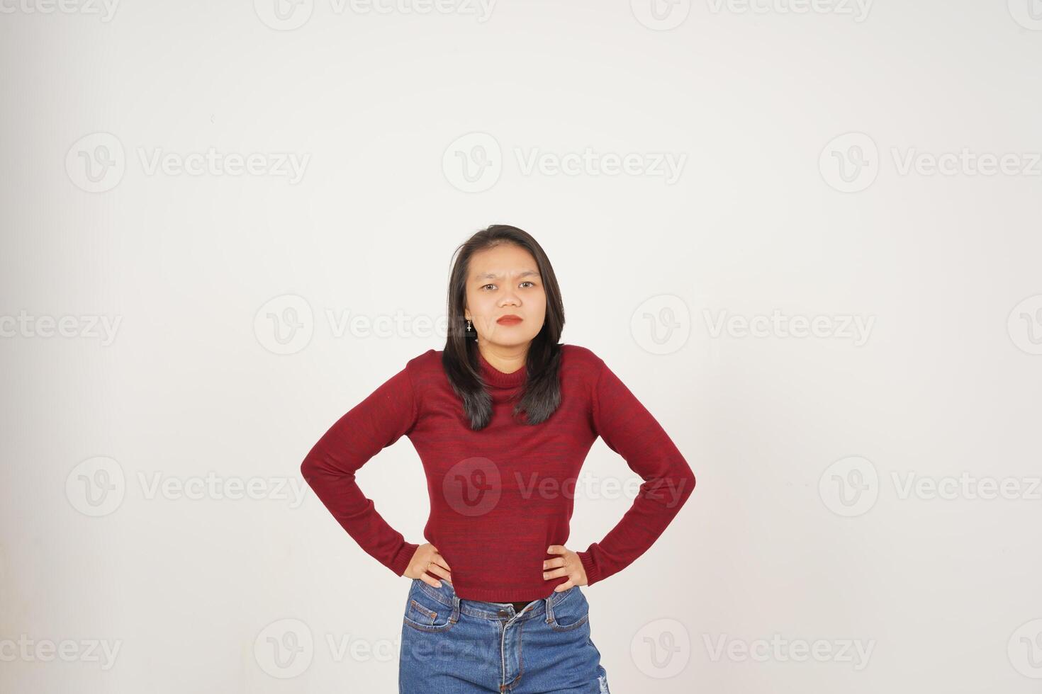 jovem ásia mulher dentro vermelho camiseta Bravo gesto isolado em branco fundo foto