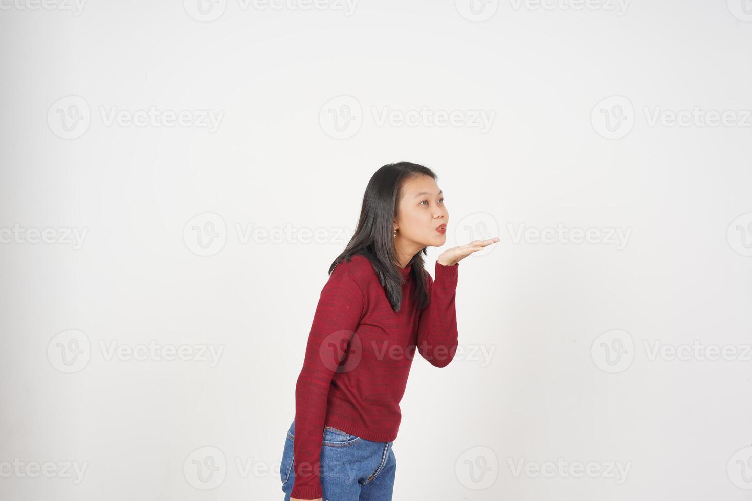 jovem ásia mulher dentro vermelho camiseta sopro beijo isolado em branco fundo foto