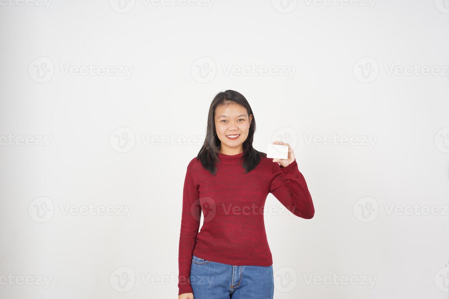 jovem ásia mulher dentro vermelho camiseta mostrando em branco cartão isolado em branco fundo foto