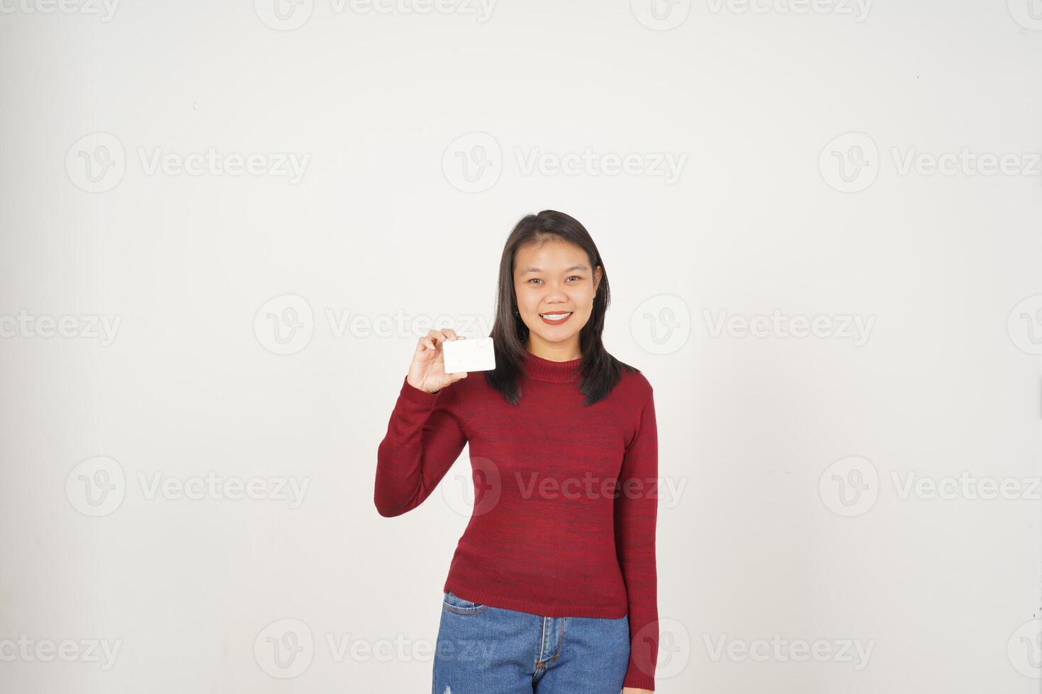 jovem ásia mulher dentro vermelho camiseta mostrando em branco cartão isolado em branco fundo foto