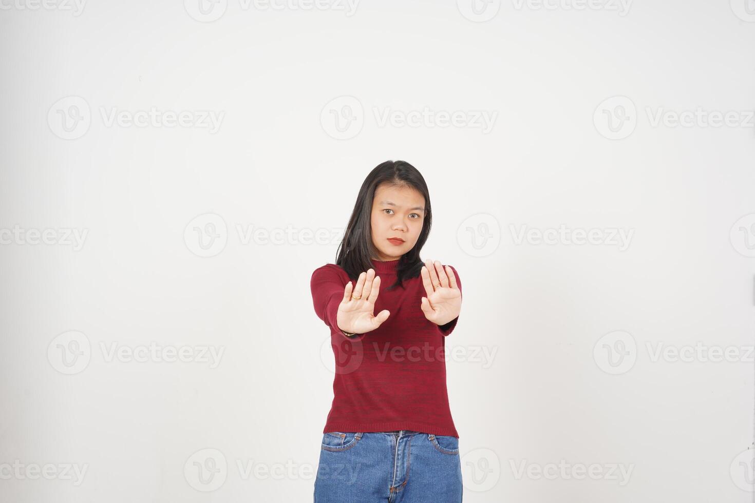 jovem ásia mulher dentro vermelho camiseta Pare mão gesto, rejeição conceito isolado em branco fundo foto