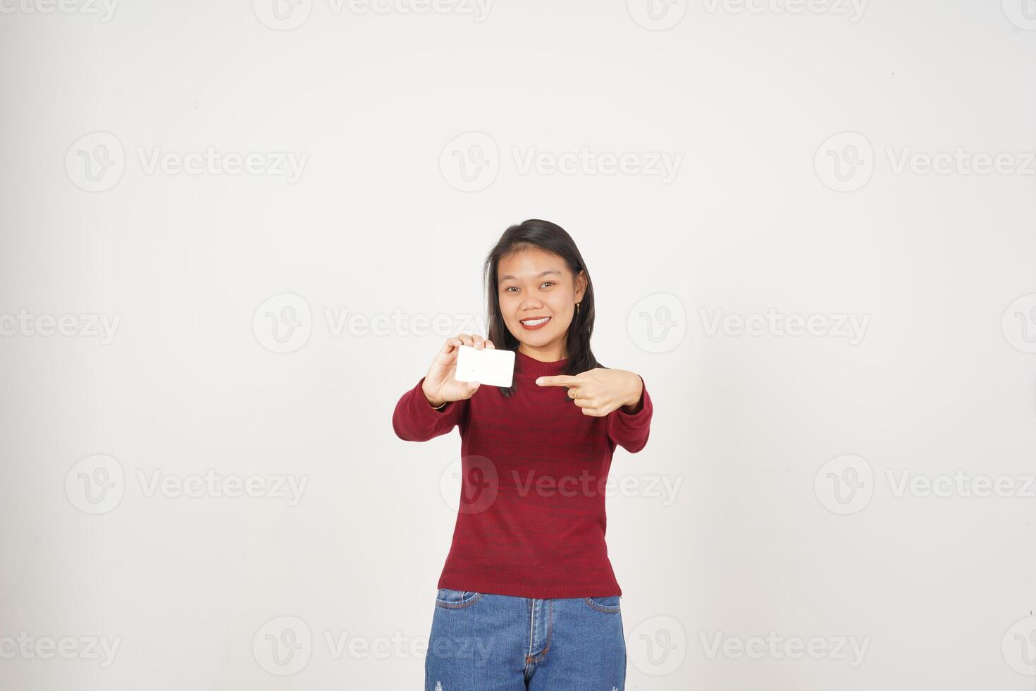 jovem ásia mulher dentro vermelho camiseta mostrando em branco cartão isolado em branco fundo foto