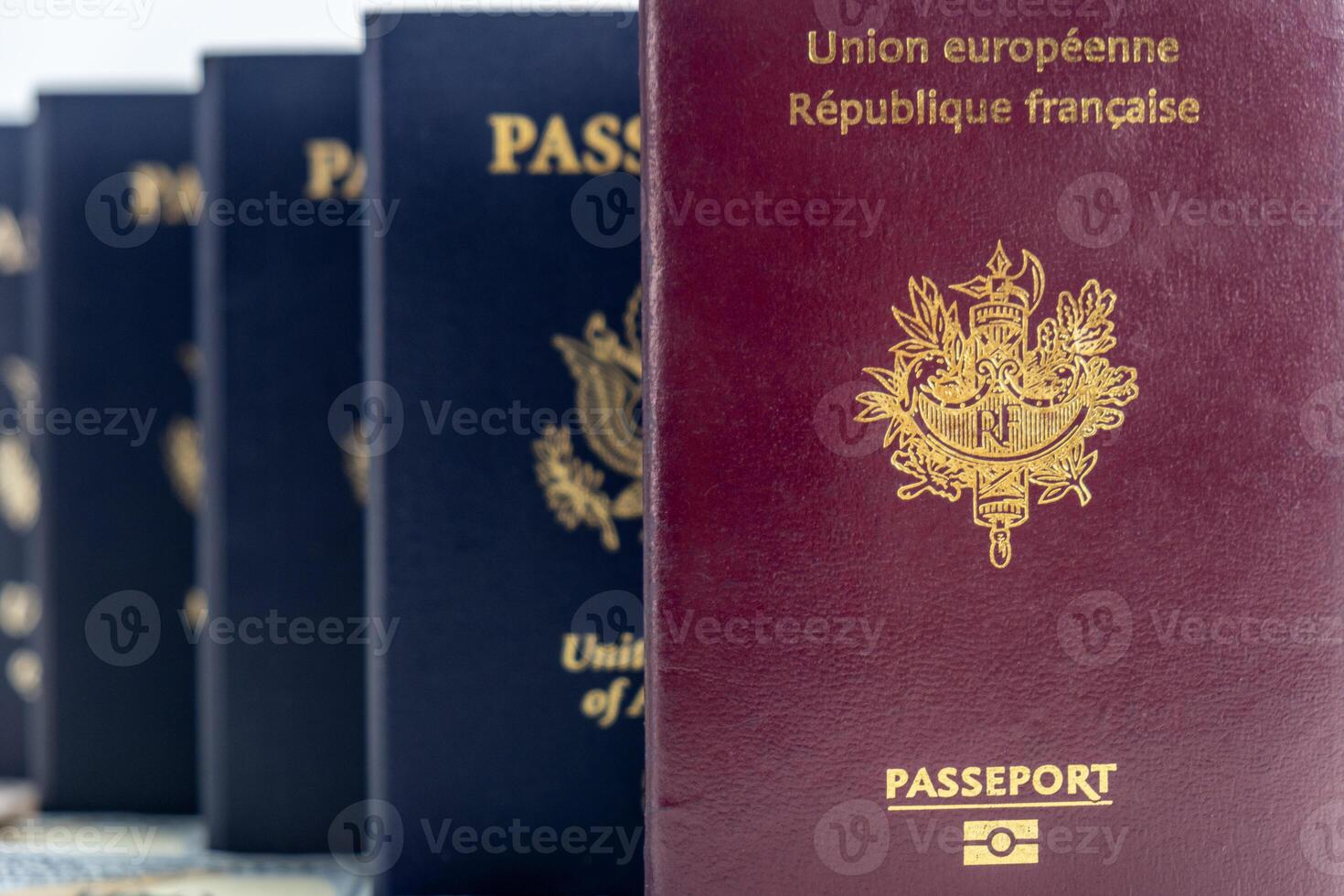 4 Unidos estados e 1 França Passaporte em moeda transparente fundo foto