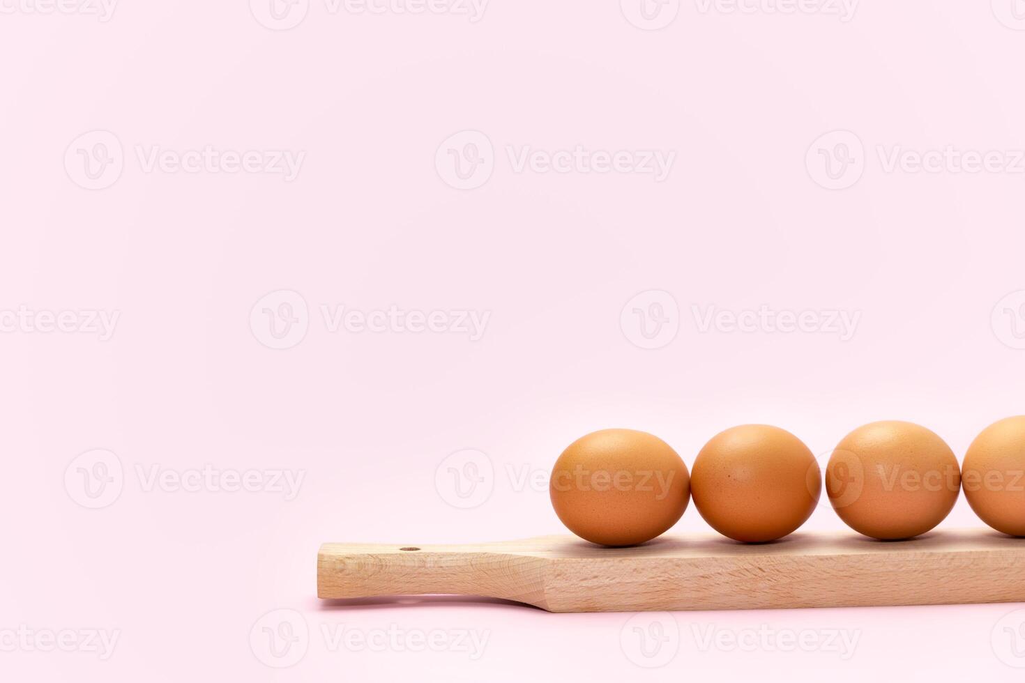 linha do ovos em de madeira prancha foto