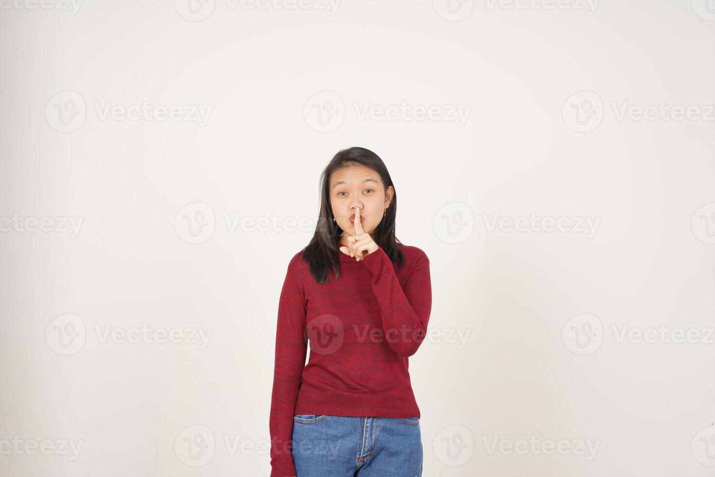 jovem ásia mulher dentro vermelho camiseta silencioso shh, não estar ruído isolado em branco fundo foto