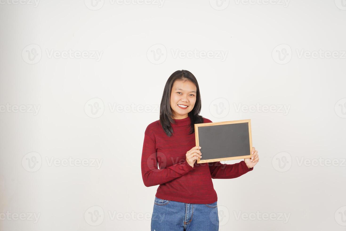 jovem ásia mulher dentro vermelho camiseta mostrando e segurando Preto ou giz borda placa isolado em branco fundo foto