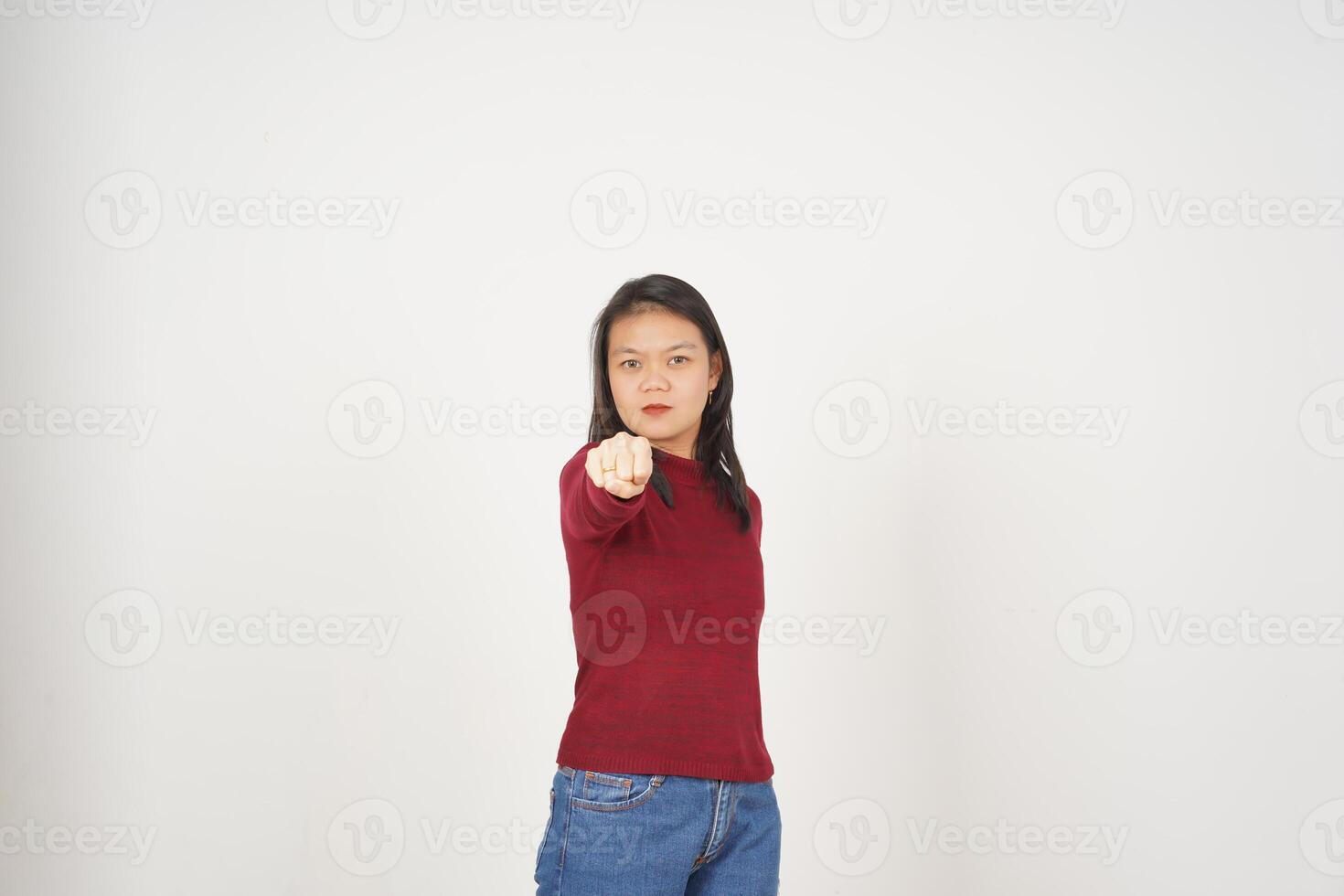 jovem ásia mulher dentro vermelho camiseta soco punho para luta isolado em branco fundo foto