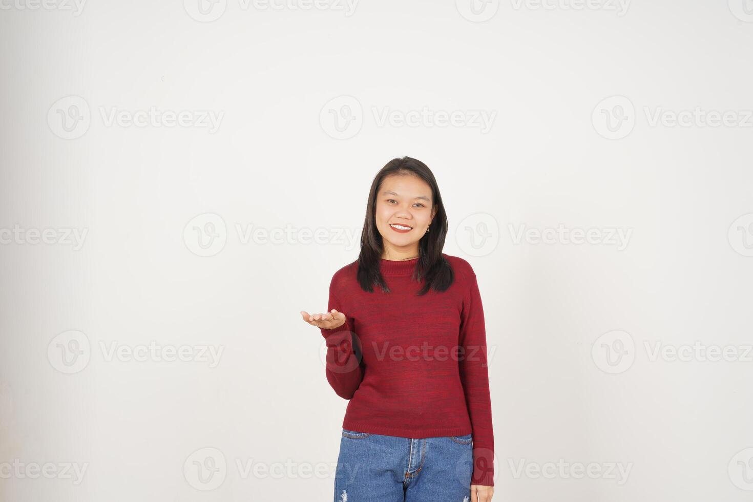 jovem ásia mulher dentro vermelho camiseta mostrando e segurando em aberto Palma cópia de espaço isolado em branco fundo foto