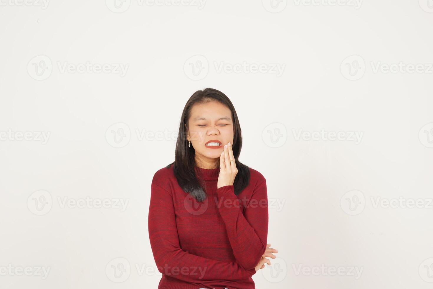 jovem ásia mulher dentro vermelho camiseta sofrimento dor de dente gesto isolado em branco fundo foto