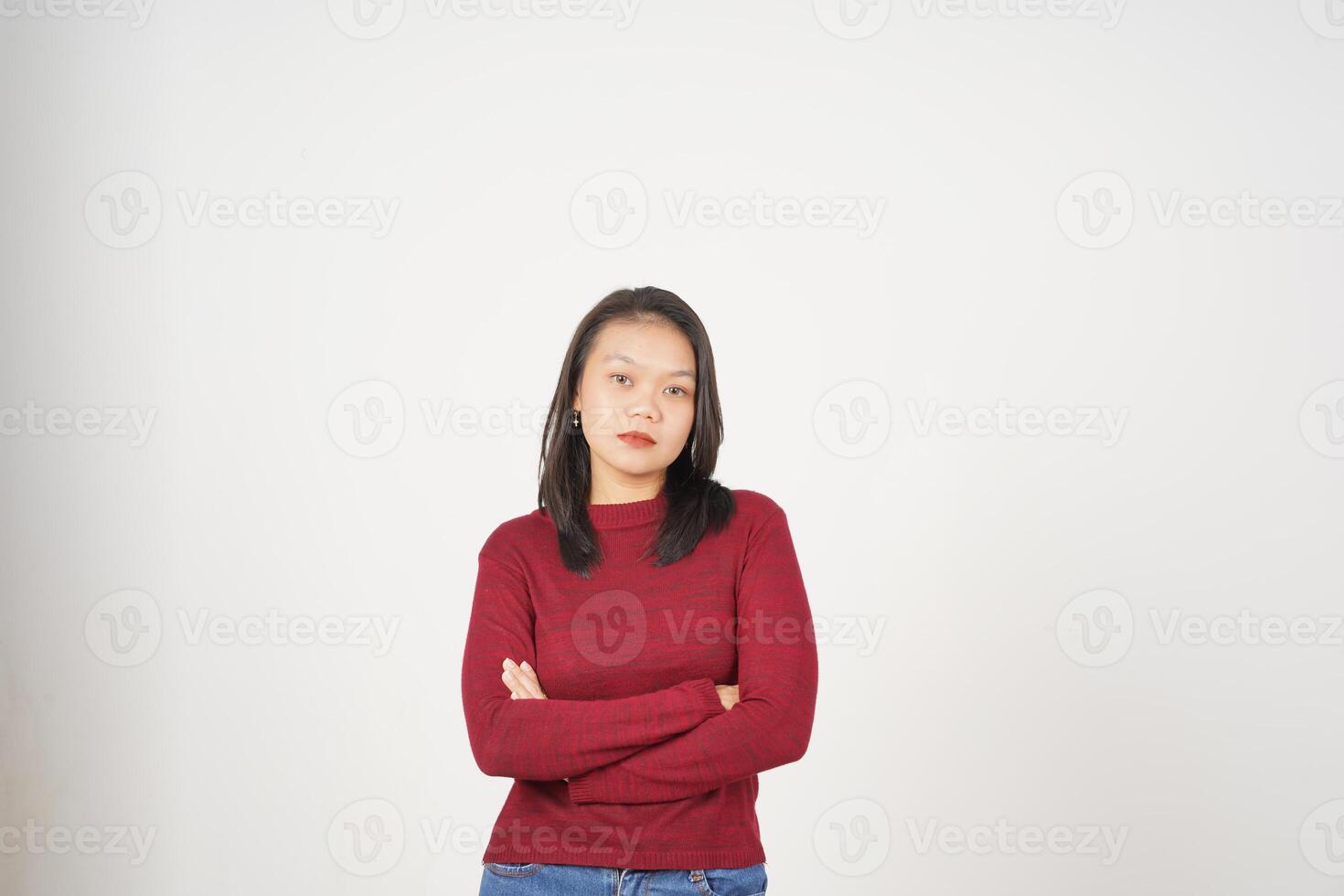 jovem ásia mulher dentro vermelho camiseta cruzado braços com sério face isolado em branco fundo foto