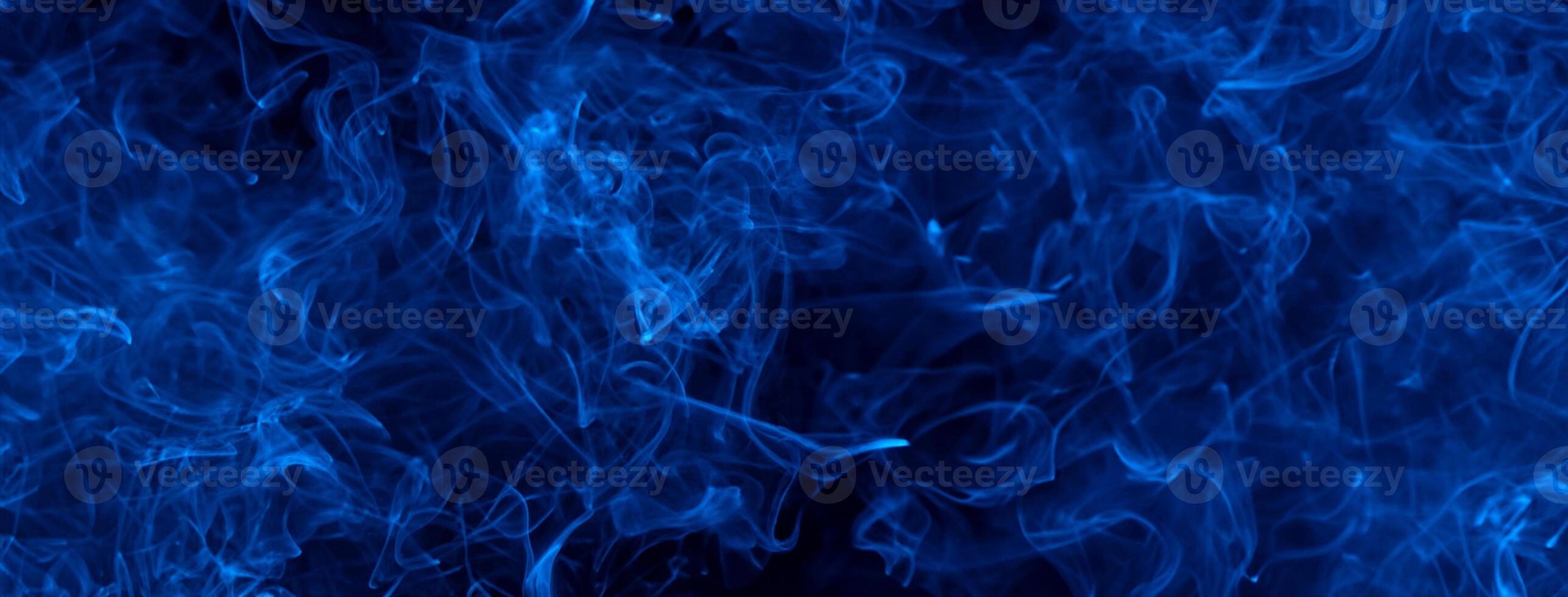 cósmico coisas efêmeras, azul matizes do fumaça dentro isolamento em uma Sombrio tela, uma cativante dia das Bruxas Projeto elemento conceito foto