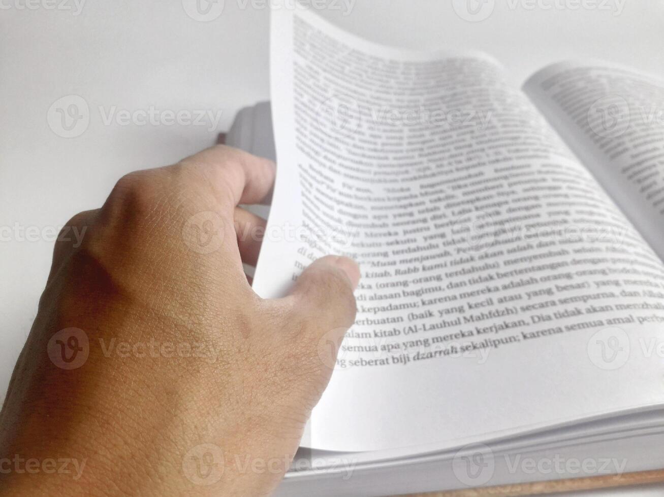 uma homem quem é girando a Páginas do uma livro foto