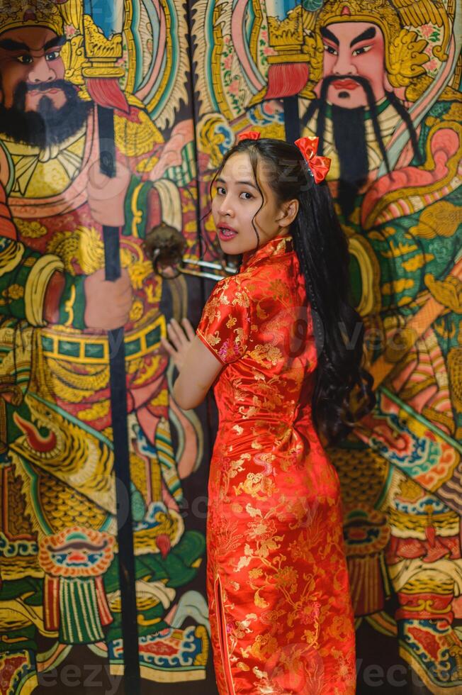 ásia lindo mulher vestir dentro chinês estilo, chinês Novo ano festival às noite foto