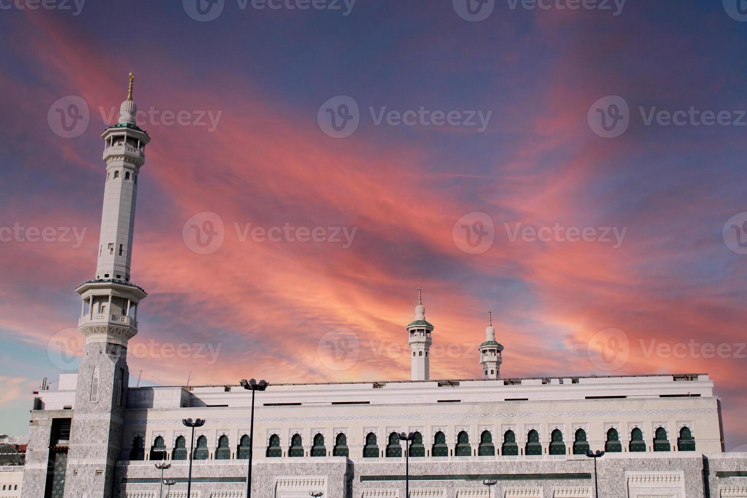 minaretes do kaaba às magnífico pôr do sol. islâmico arquitetura. meca, saudita arábia foto