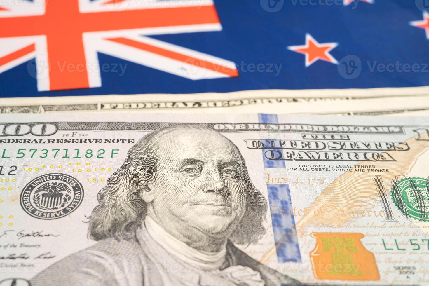 nos dólar notas em Novo zelândia bandeira fundo, o negócio e finança. foto
