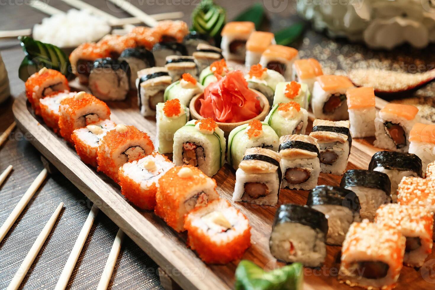 fresco Sushi prato com pauzinhos em mesa foto
