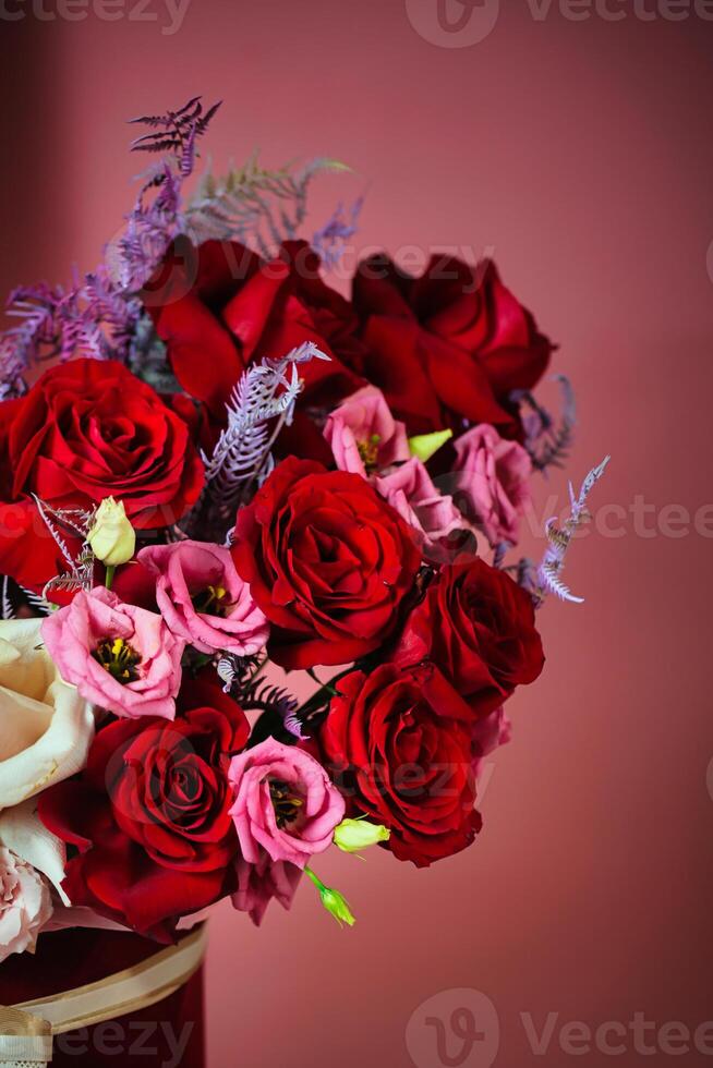 vaso preenchidas com vermelho e Rosa flores foto