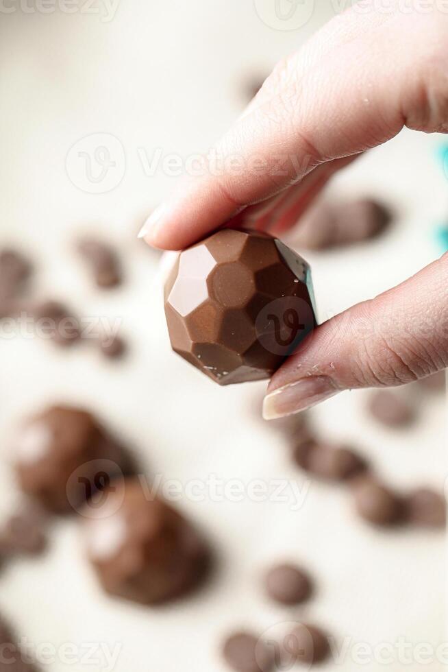 pessoa segurando chocolate bola dentro mão foto