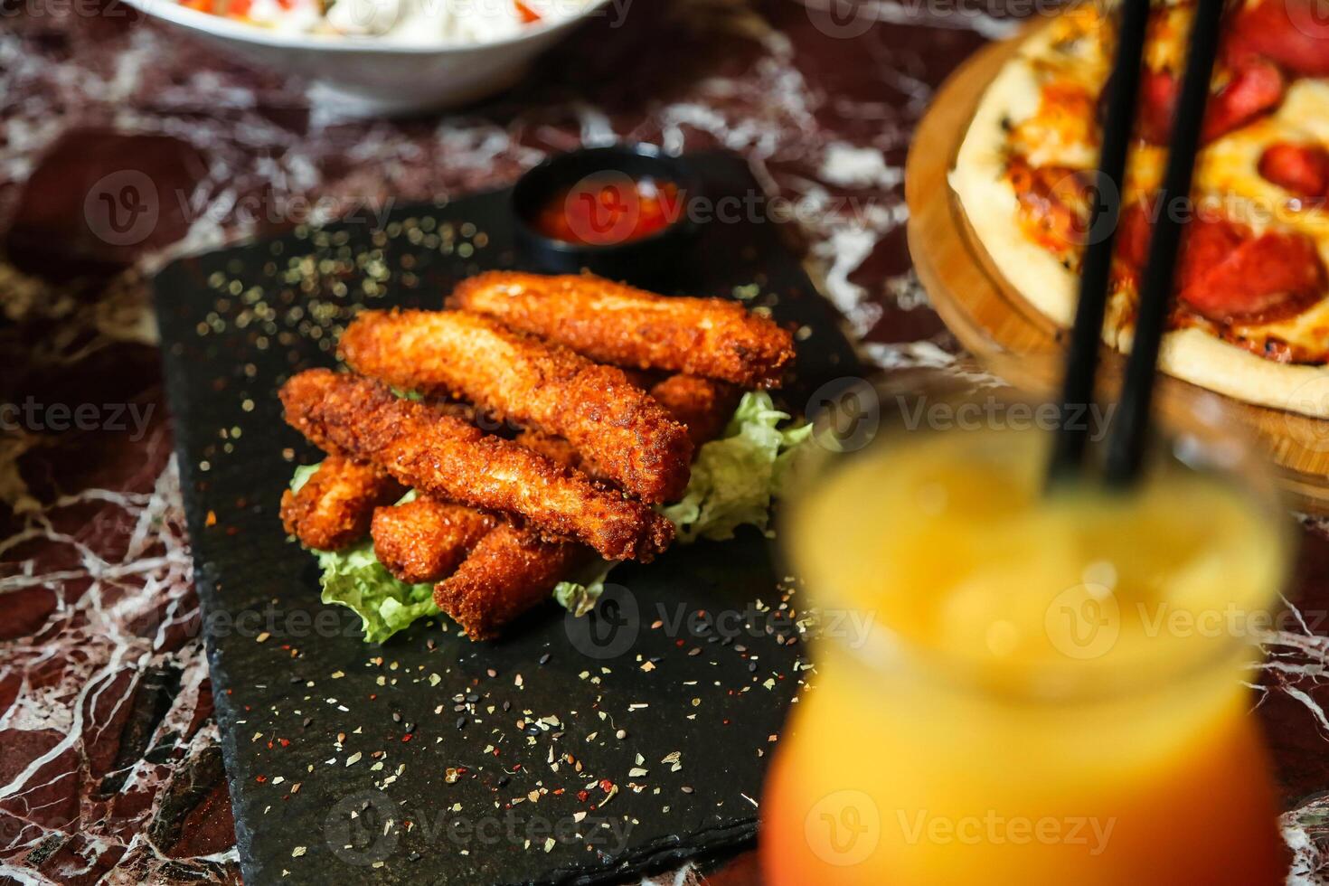 fechar-se do uma prato do delicioso Comida em uma mesa foto