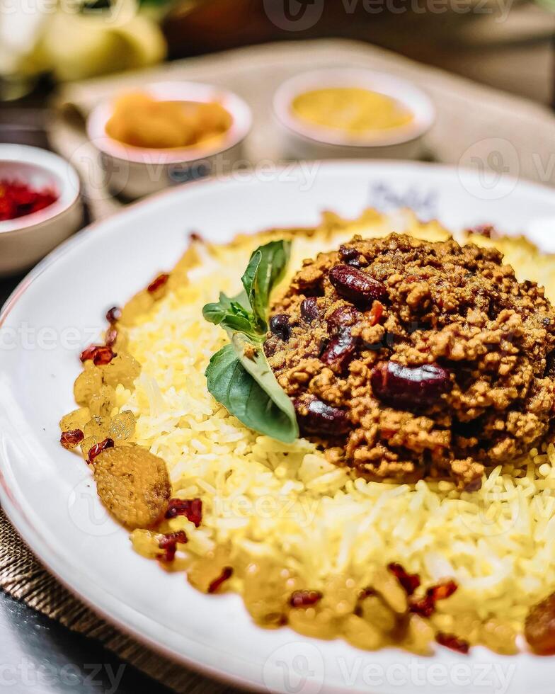 arroz e carne em branco prato foto