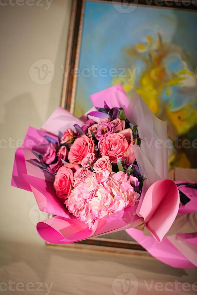 ramalhete do Rosa flores em mesa foto